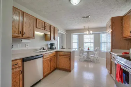 St Andrews- Location! Beautiful Newer home Отели рядом с достопримечательностью «Парк Барфилд Кресент»