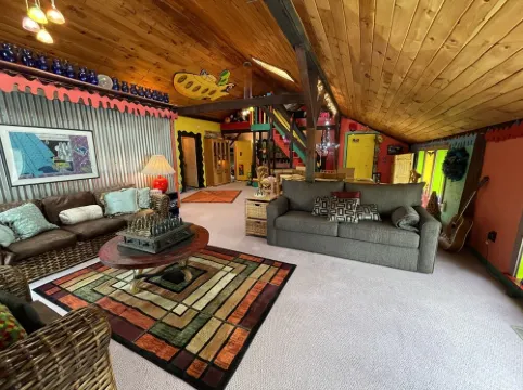 UPPER unit @ Looney Rooms in the heart of Ellicottville!