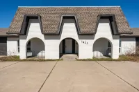 6MIN TO WILL ROGERS AIRPORT | HOT TUB | GAME ROOM | POOL TABLE Hotel in zona Mid-America Christian University