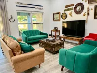 Sanford's Seahaven: fully fenced yard, outdoor dining, close to downtown!
