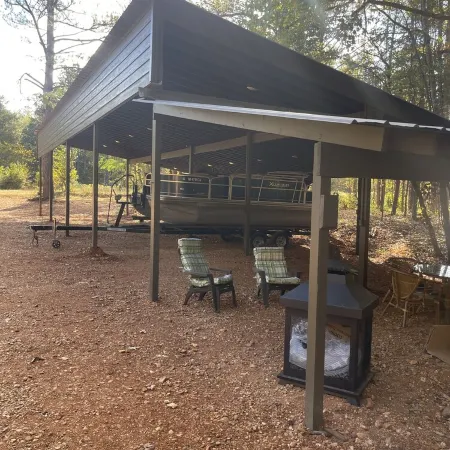 New Cabin in woods at pickwick.  3 BR 2 bath,  near Stateline ramp & state park