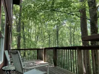 Hocking Hills Serenity Chalet with Hot tub!