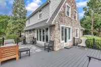 Walk to shopping, Charming Modern European cottage with huge deck
