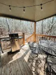 Cozy Private 3 bed 3 bath Cabin!! Minutes from DT Helen!!
