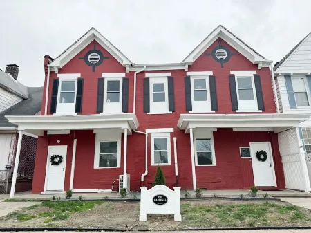 The Cardinal D / QUEEN 1BD/1BA Studio