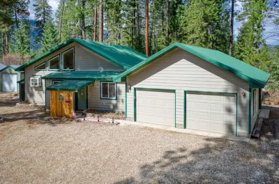 Holiday Tree House - with community pool & golf! Shafer Butte Lookout US 366, ID 32 주변 호텔
