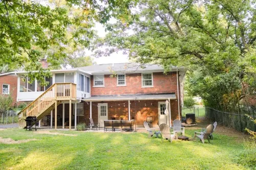 Golden House: Sleeps 12 • Cozy + Modern - close to UK, Summit + Keeneland!