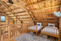 The Rustic Retreat: Elegant cabin with WiFi & AC in an enchanting location!