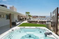 Luxury Pickleball Resort, Heated Pool,Spa & Firepit.  Sleeps 28 Near Marina