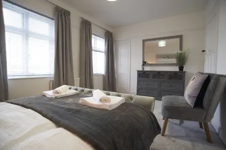 Stylish 3 Bedroom Family House with Parking Отели в г. Мелтон-Моубрей