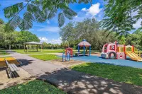 Heated POOL 4B/2B Mins to PGA Golf & the Beach!