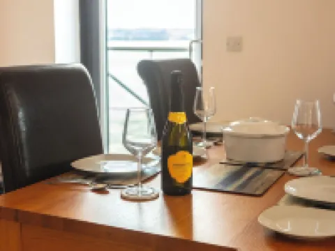 Luxury apartment with beautiful sea views.  Private parking, lift and hot tub. Ξενοδοχεία στην πόλη Mumbles