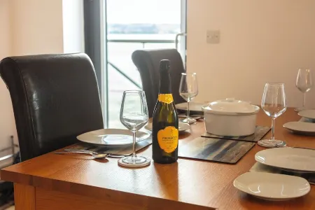 Luxury apartment with beautiful sea views.  Private parking, lift and hot tub. Отели рядом с достопримечательностью «Waterfront Viewpoint»