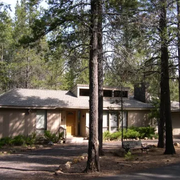 Reimagine your vacation @ this Charming Pet Friendly Sunriver home that sleeps 8