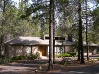 Reimagine your vacation @ this Charming Pet Friendly Sunriver home that sleeps 8