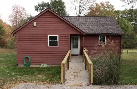 Hot Tub - Minutes from Winetrail, SIU, Giant City, Cedar Lake, Shawnee Forest!