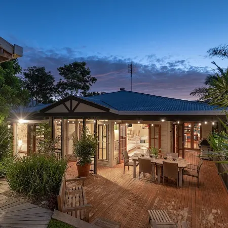 "Summer Salt Sunshine + Pets & HEATED POOL 150m to the beach!