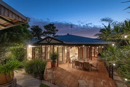 "Summer Salt Sunshine + Pets & HEATED POOL 150m to the beach!