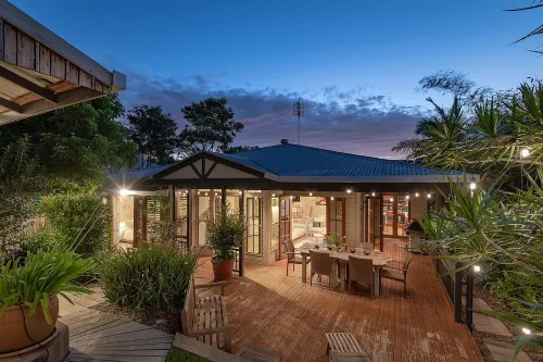 "Summer Salt Sunshine + Pets & HEATED POOL 150m to the beach!