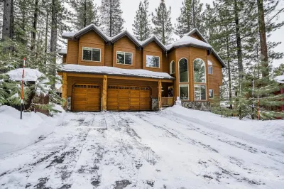 6 BR Lux Chalet-Hot Tub & Jetted Tub walking distance to Tesla charging station. Hotels near Observation Deck Heavenly Ski Resort
