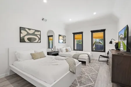 Luxury Modern 5BR w/ Hot Tub, Huge Patio & Yard. Mins from Downtown Austin! Отели рядом с Аэропорт Бергстром