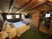 Charming Creekside Family Cabin, 15 Minutes to Falls, Golf, Waterfalls & More.