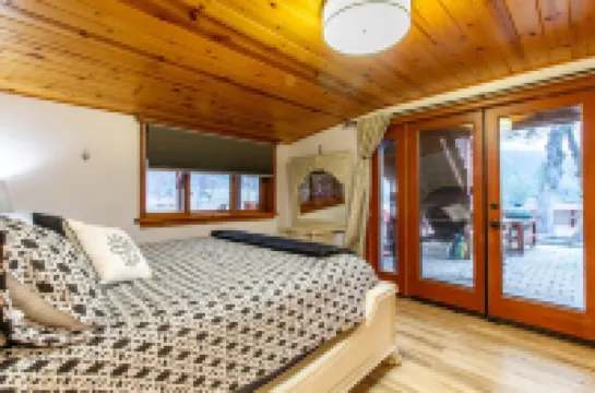 Perfect for Family Gatherings: Lakeside Beauty - 6Bdrm with Pool & Spa