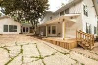 Beautiful 6 Bedroom home Hotels near Henley Feed & Farm Supply Inc.