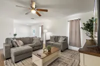 l New l Fully Remodeled 3Br/2BTH l 1 min to Veterans Memorial Park l Central LOC