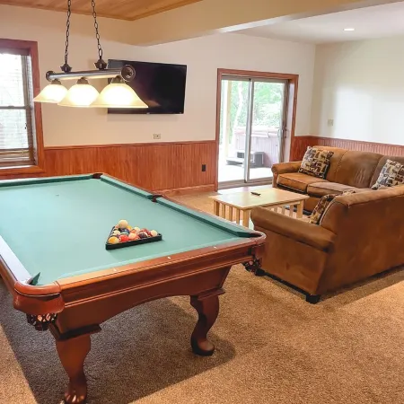 Boulderview Lodge, near JFBB with private mountain views, hot tub, and fireplace
