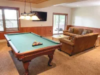 Boulderview Lodge, near JFBB with private mountain views, hot tub, and fireplace