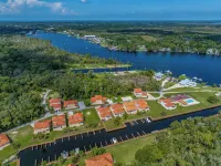 Old Homosassa Waterfront Luxury Living w/boat slip, private ramp and sleeps 10