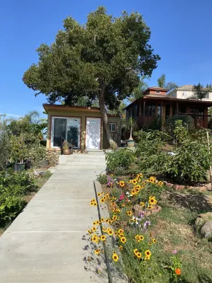 Casita w/Mountain Views, kitchenette, bathroom,queen bed, 20 min to the beach