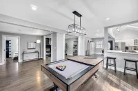 Denver Home: Hot tub, Theater, Gym 6 bedrooms 3 baths, king bed