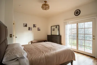 NEW* Sammy's Place! Clean, Comfy, Stylish & Peaceful - Entire East End Townhouse Hotels in East End