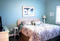 Great center-island location, walk everywhere!