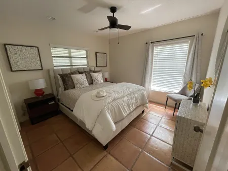 Charming House in Historic Lake Ida Delray Отели в г. Делрей-Бич