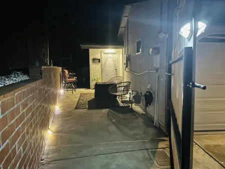 Cal King Bed with Natural Light and Private Patio! 4 minutes from freeway!