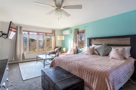 Amenity-Rich Fun Cabin~HotTub*GameRm*20-min to Ski