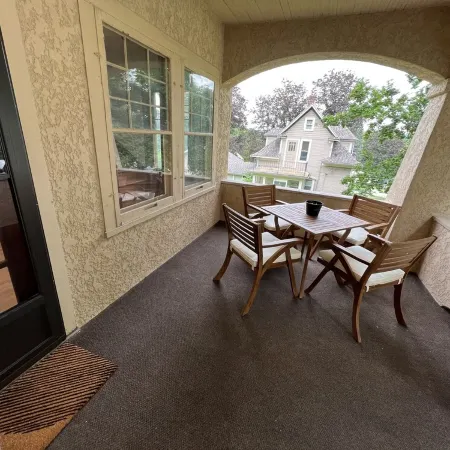 Renovated charmer in the heart of Decorah’s Park District Отели в г. Декора
