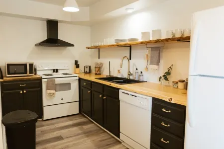 "Morning View 4” Cozy Modern Stay - College/Hiking