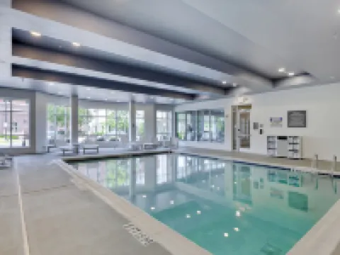 ダブルツリー バイ ヒルトン ローリー - ケーリー ケーリーのホテル