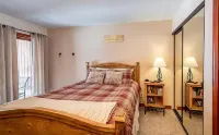 Beautiful Condo - Riverfront-Slopeside-Walk to Resort-On Bus Route