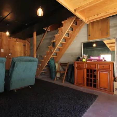 Ahwahnee-be Vintage Cabin - Three blocks to town!