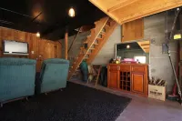 Ahwahnee-be Vintage Cabin - Three blocks to town!