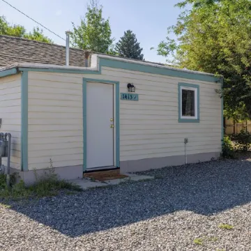 Just blocks from downtown! Cozy 2-bed, 1-bath home - sleeps 4.