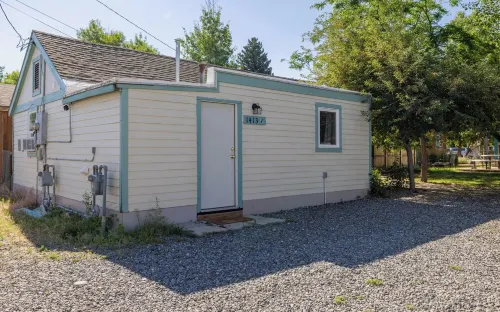 Just blocks from downtown! Cozy 2-bed, 1-bath home - sleeps 4.