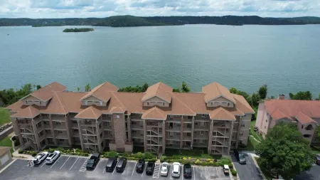 Simply Irresistible III Right on the Lake and Close to All the Action!!