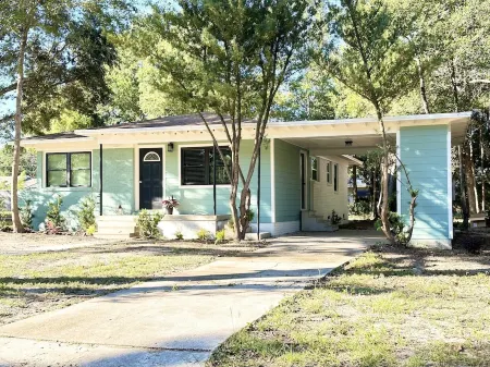 Milton's Remodeled Cozy Retreat- 30min to Beaches and 4 min to Blackwater River Отели рядом с достопримечательностью «Парк Карпентерс»