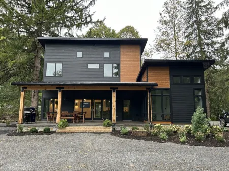 Modern House at Easy Street on the River- Large sports field and River Access!